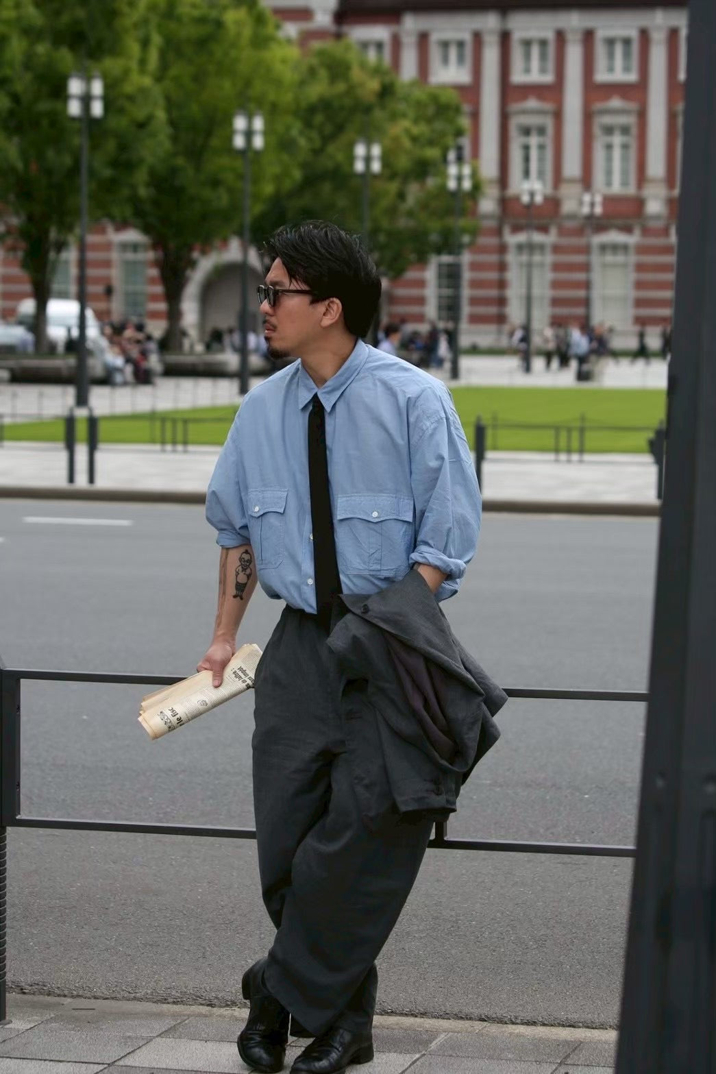 ROLL UP CHAMBRAY SHIRT