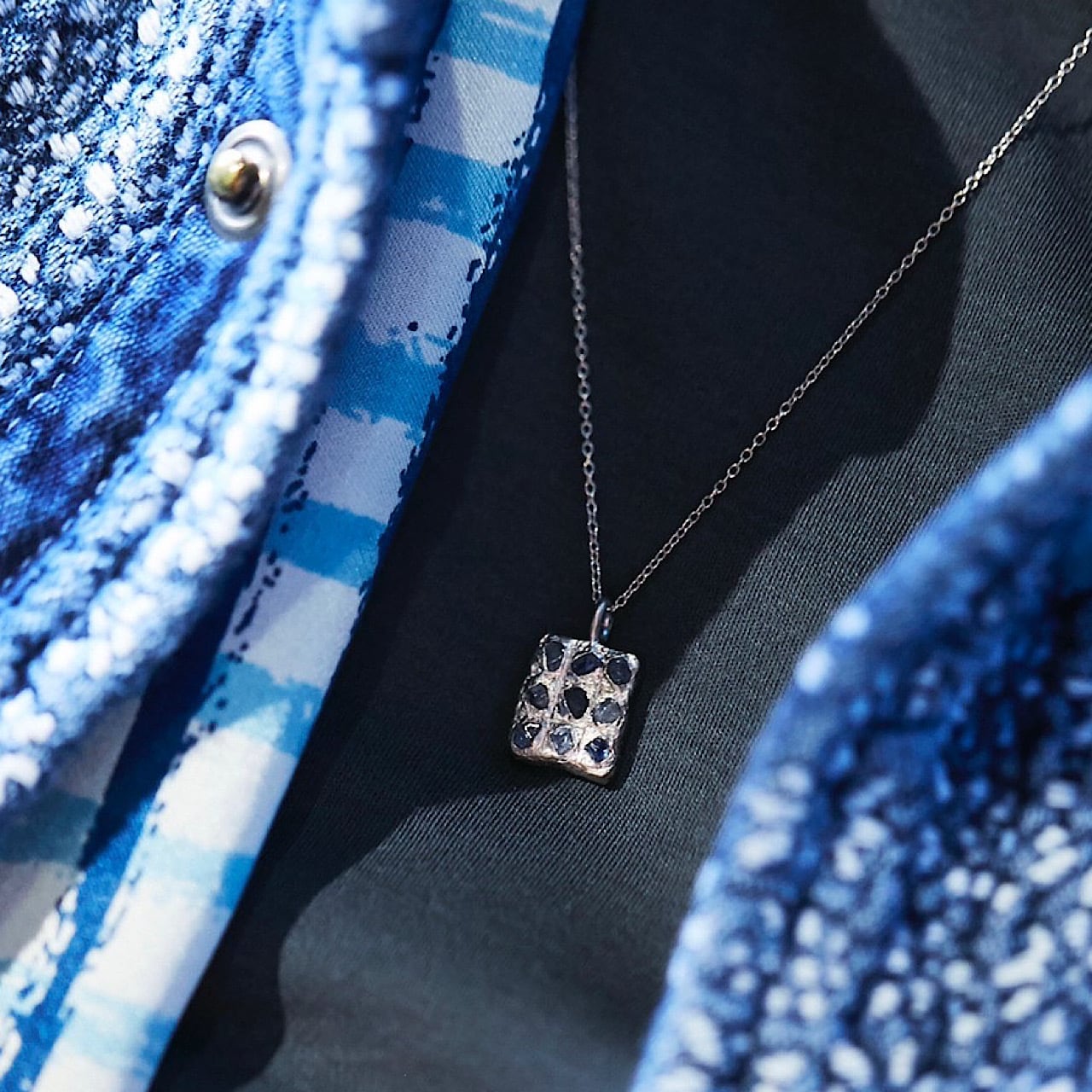 BLUE SAPPHIRE PLATINUM NECKLACE "NAVARATNA"