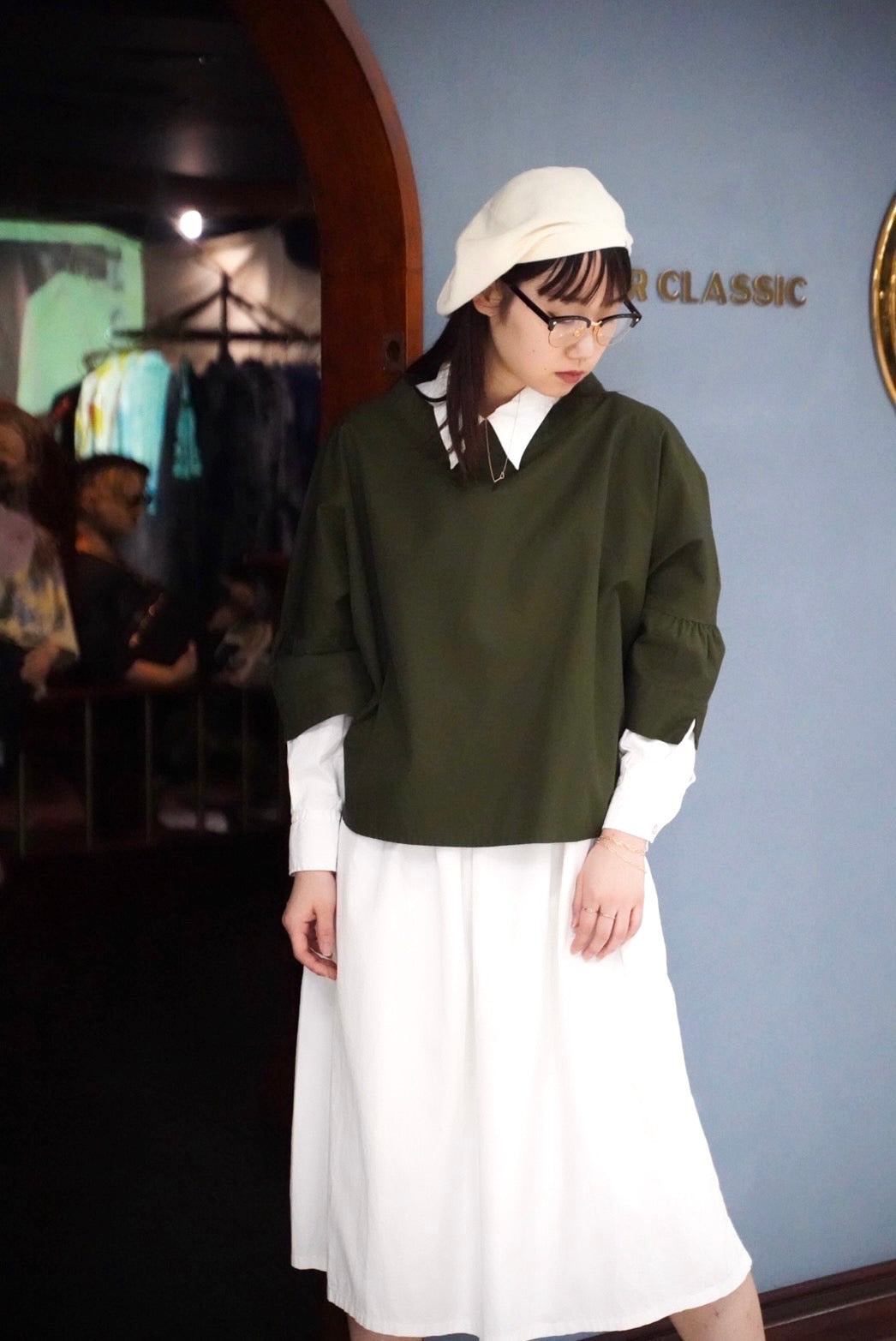 GABARDINE PULLOVER  BLOUSE 　W/GOLD BLACK SHELL BUTTON