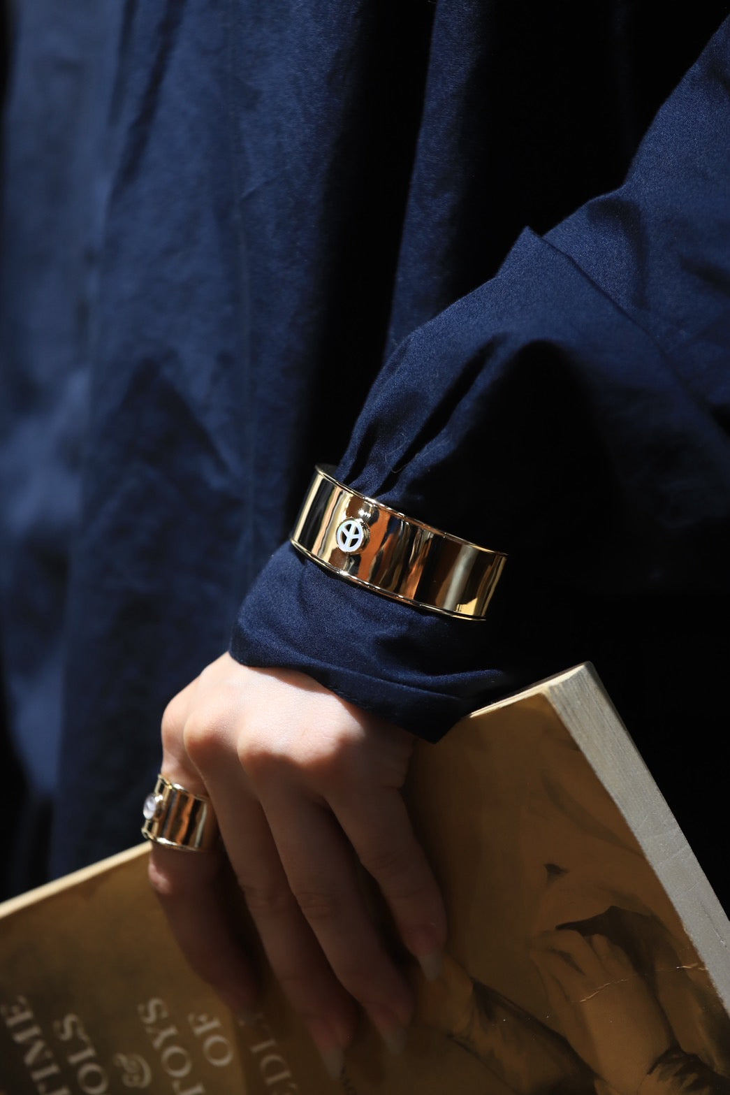"GINZA EXCLUSIVE" PEACE INLAY GOLD BANGLE